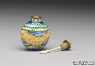 图片[2]-Copper-body painted enamel snuff bottle with a peacock tail-feather and cloth wrapper design, Yongzheng reign (1723-1735), Qing dynasty-China Archive